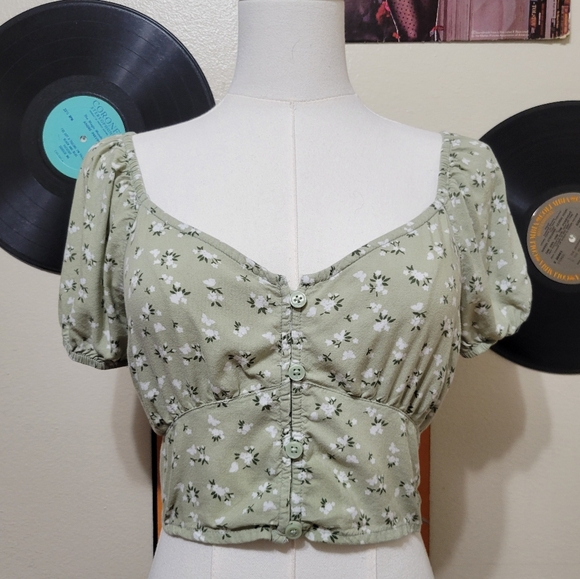Hollister | Floral Puff Sleeve Crop Top - Picture 1 of 6